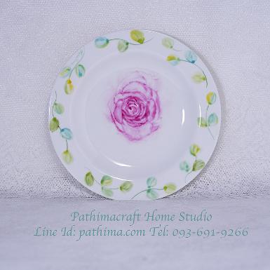 จานเพ้นท์มือลายดอกกุหลาบสีชมพูและใบไม้สีเขียวรอบจาน ขนาด 19 cm.